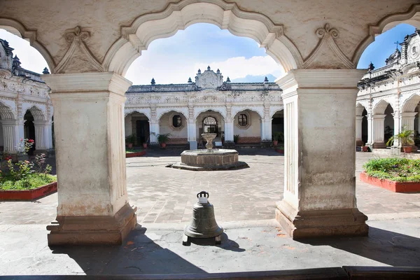 Antigua Guatemala Grudzień 2015 Masywne Kolumny Łuki Kolonialnych Budynków Antigua Zdjęcie Stockowe