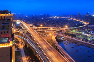 Xiamen Xinglin Köprüsü'nde gece, Çin