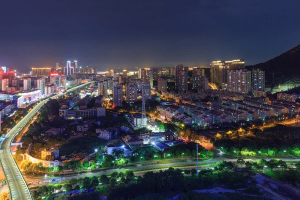 하 문 동쪽 산 빌라 밝은 저녁 — 스톡 사진