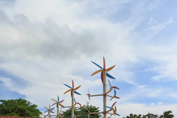 Windmolen rond bomen met blauwe hemelachtergrond — Stockfoto