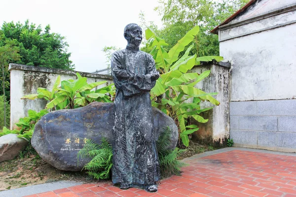 Lin Yutang Sculpture