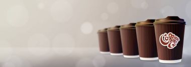 Kahve kaldı. Kahve dalgalanma Bokeh gri arka plan su bardağı