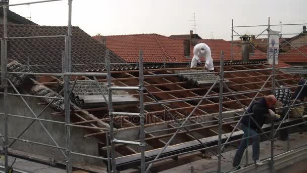 Удаление асбестовых панелей на крыше — стоковое видео
