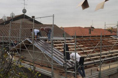 Çatıdaki işçiler