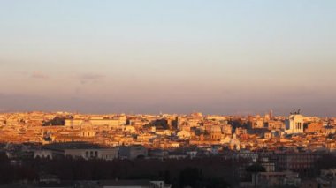 Roma üzerine sığırcık sürüleri
