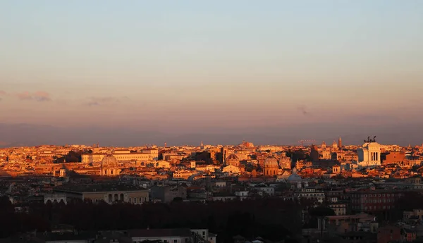 Stormo di uccelli su Roma — Foto Stock