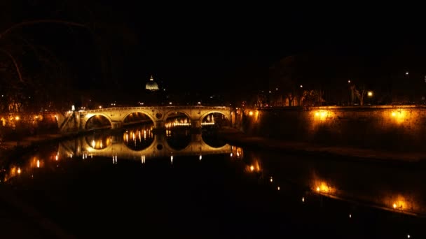 De oude Romeinse brug Ponte Sisto — Stockvideo