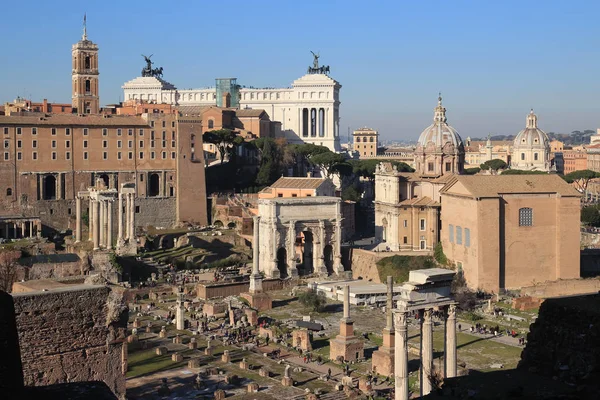 Les gens dans le Forum romain — Photo