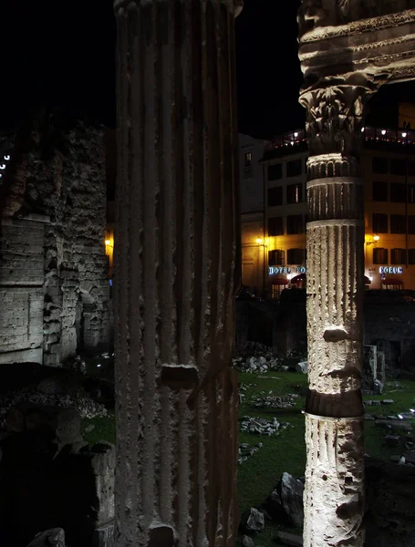 Forum of Nerva at night in Rome — Stock Photo, Image