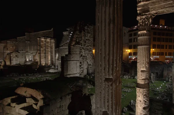 Forum of Nerva at night in Rome — Stock Photo, Image