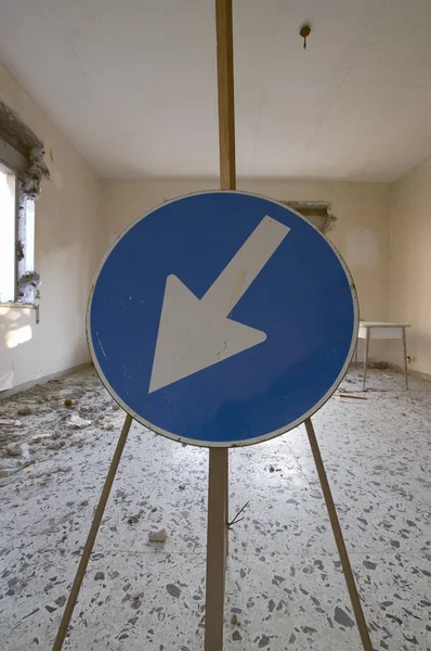 Verkeersbord op sloop site — Stockfoto