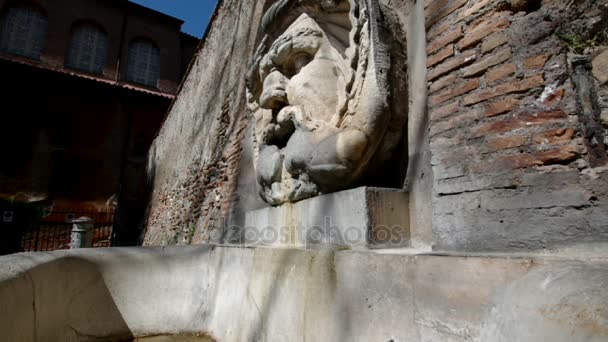Reuze groteske masker fontein in Rome — Stockvideo