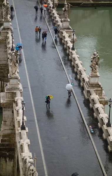 人们走过圣安吉洛桥，罗马 — 图库照片
