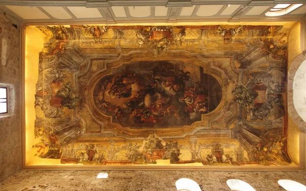 在圣 · 彼得，萨莱诺的天花板 — 图库照片