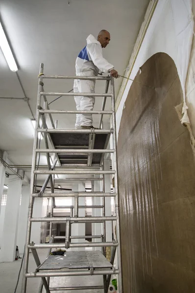Trabajador de restauración en un andamio — Foto de Stock