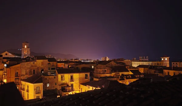 Tetti Salerno di notte, Italia — Foto Stock