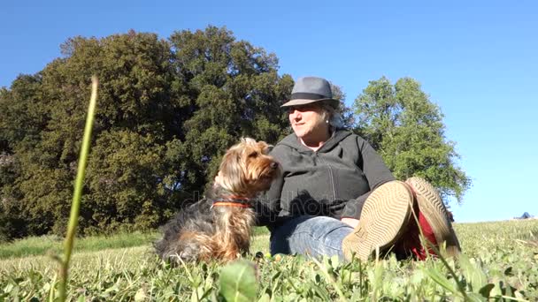 Sonriente mujer y su perro — Vídeos de Stock