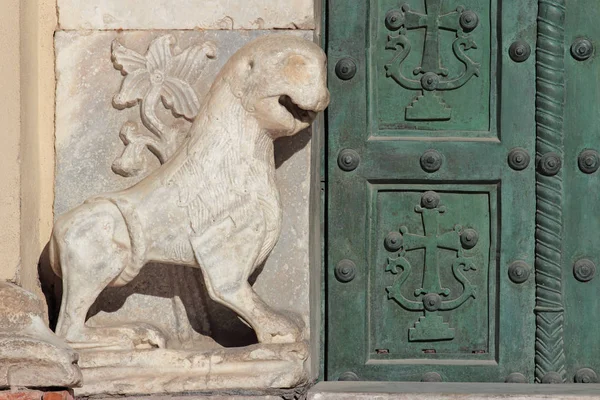 Puerta de bronce catedral de Salerno — Foto de Stock