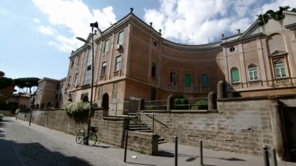 Italië, Rome, Garbatella, oude gebouw uit fascistische tijdperk — Stockvideo