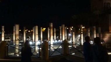 Rome, İtalya - 20 Mayıs 2017: İnsanlar ülke çapında Notte dei Musei sırasında Trajan sütunu altında 