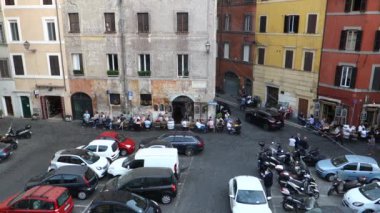 Rome, İtalya - 18 Mayıs 2017: Via dei Coronari kare, happy hour sırasında yerel yaşam