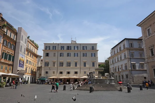 Santa Maria in Trastevere vierkante — Stockfoto