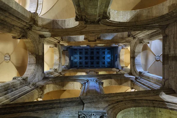 Лестница в Палаццо Венеция в Риме — стоковое фото