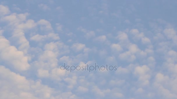 Nuvens fofas no céu — Vídeo de Stock