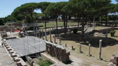 Ostia Antca, İtalya - 2 Temmuz 2017: Deniz ve Roma yakınlarındaki Tiber Nehri üzerine kurulmuş Ostia şehirdeki Antik Roma Tiyatrosu, bu özel konumu önemini beri 620 M.ö tespit.