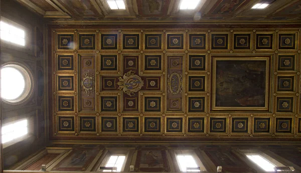 Plafond van San Lorenzo in Lucina, Rome — Stockfoto