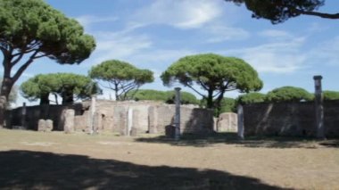 Ostia Antca, İtalya - 2 Temmuz 2017: deniz ve Roma yakınlarındaki Tiber Nehri üzerine kurulmuş antik Ostia şehir kalıntıları, bu özel konumu önemini tespit.