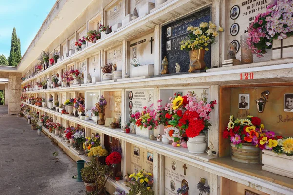 Verano Cemitério, túmulos cristãos — Fotografia de Stock