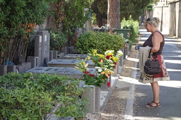 Frau auf jüdischem Friedhof Stockbild