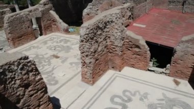 Ostia Antica, İtalya - 2 Temmuz 2017: lavacrum ostiense Neptune banyoları, antik bir Roma mozaik taban