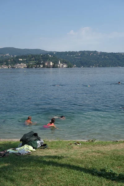 Personnes nageant dans le lac d'Orta — Photo