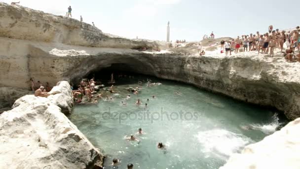 Roca Vecchia Italie Juillet 2017 Les Gens Autour Piscine Naturelle — Video