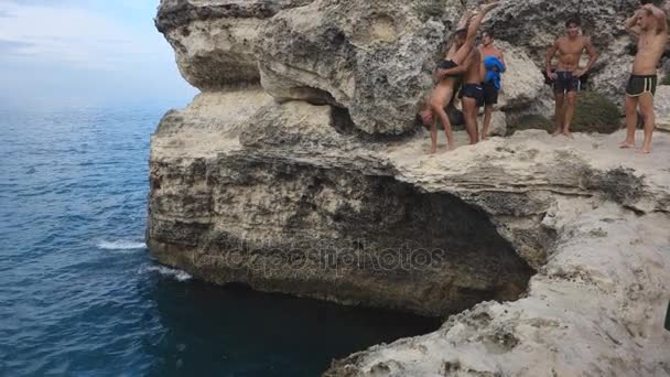 Potápěči na skalách; Salento, Itálie — Stock video