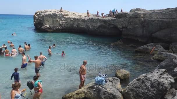 罗卡韦基亚 意大利 2017 人享受灿烂亚得里亚海海滨在夏季时间 — 图库视频影像