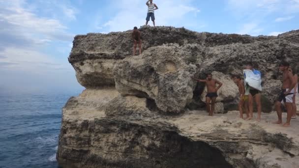 Klippenspringen im Salento — Stockvideo