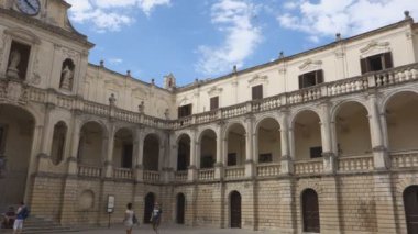 Lecce, İtalya - 27 Temmuz 2017: insanlar Piazza del Duomo Cathedral square