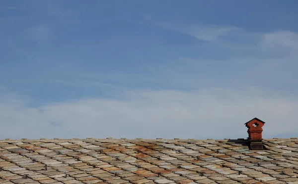 Tetto in pietra sul villaggio delle Alpi montane — Foto Stock