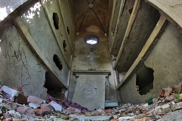 Cimetière abandonné écroulé — Photo