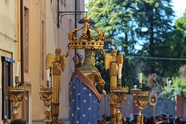 Procissão religiosa Madonna estátua — Fotografia de Stock