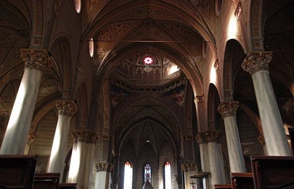 Gallische Kirche Innenraum, Italien — Stockfoto