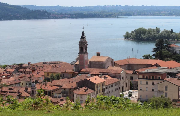 Vista aerea della città di Arona, Italia Fotografia Stock