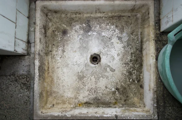 Напівзруйнований душ отвір — стокове фото