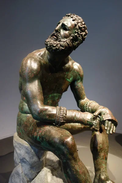 Ancient Roman bronze boxer statue — Stock Photo, Image