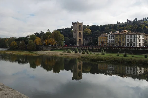 Torre a lo largo del río Arno, Florencia, Italia —  Fotos de Stock