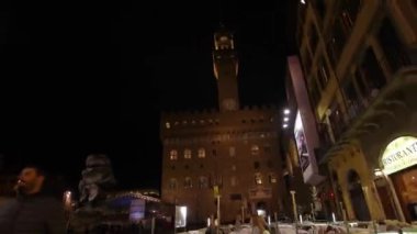 Florence, İtalya - 7 Kasım 2017: Yerel hayatta ünlü Piazza della Signoria Meydanı'nda gece, hyperlapse görüntüleri