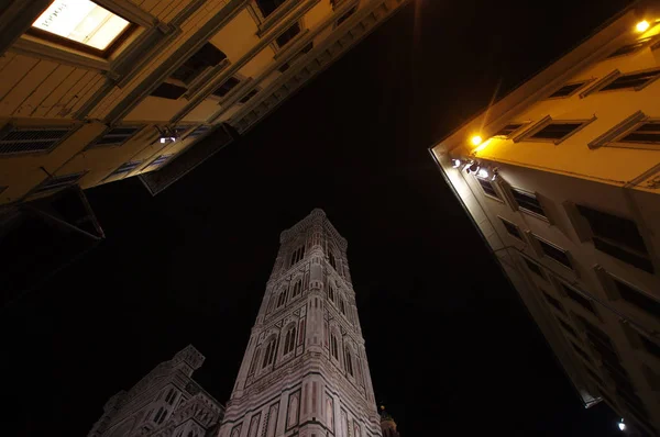 フィレンツェの夜のジョットの鐘楼 — ストック写真